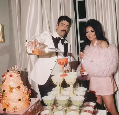 Pareja torre copas de champán