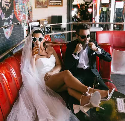 Pareja en sofá rojo